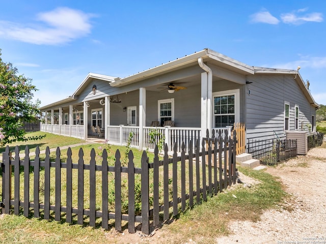 view of front facade with covered porch, ceiling fan, and a front yard