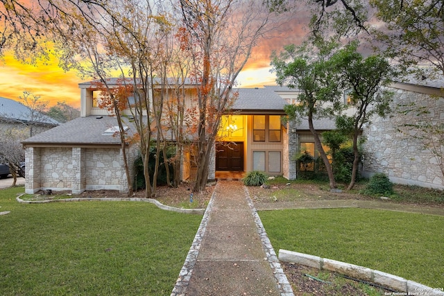 view of front of house featuring a yard