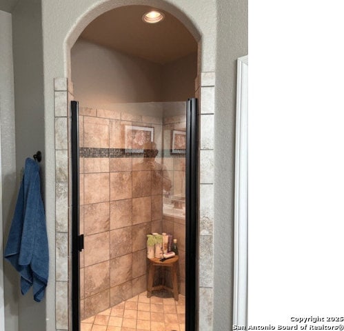 bathroom featuring a tile shower