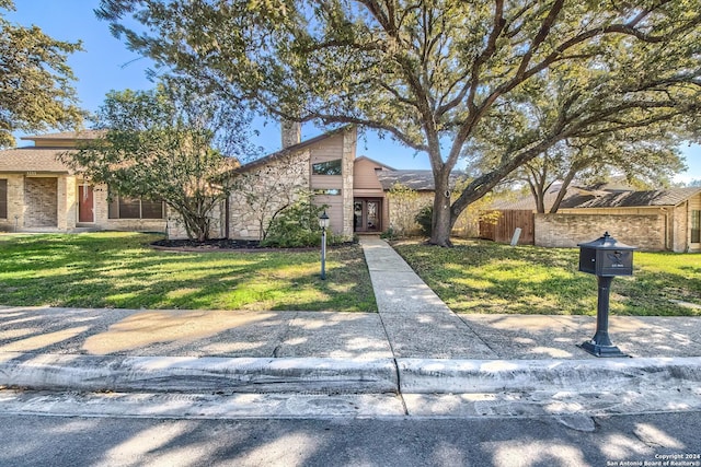 view of front of home featuring a front lawn