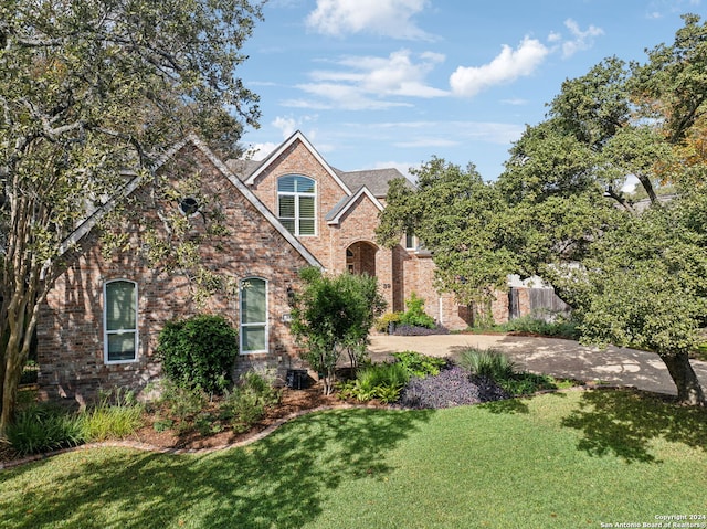 view of front of home featuring a front yard and a patio