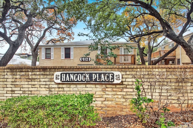 view of community / neighborhood sign