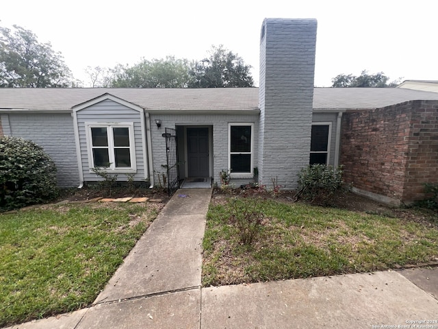 single story home featuring a front lawn