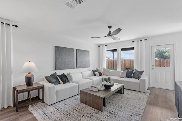 living room with light hardwood / wood-style floors and ceiling fan