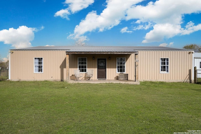 view of front of home featuring a front lawn