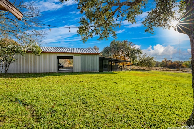 view of yard featuring an outbuilding