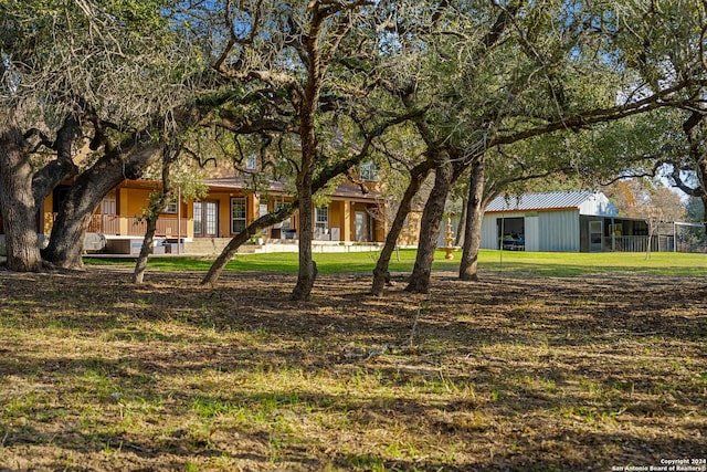 view of yard with an outdoor structure