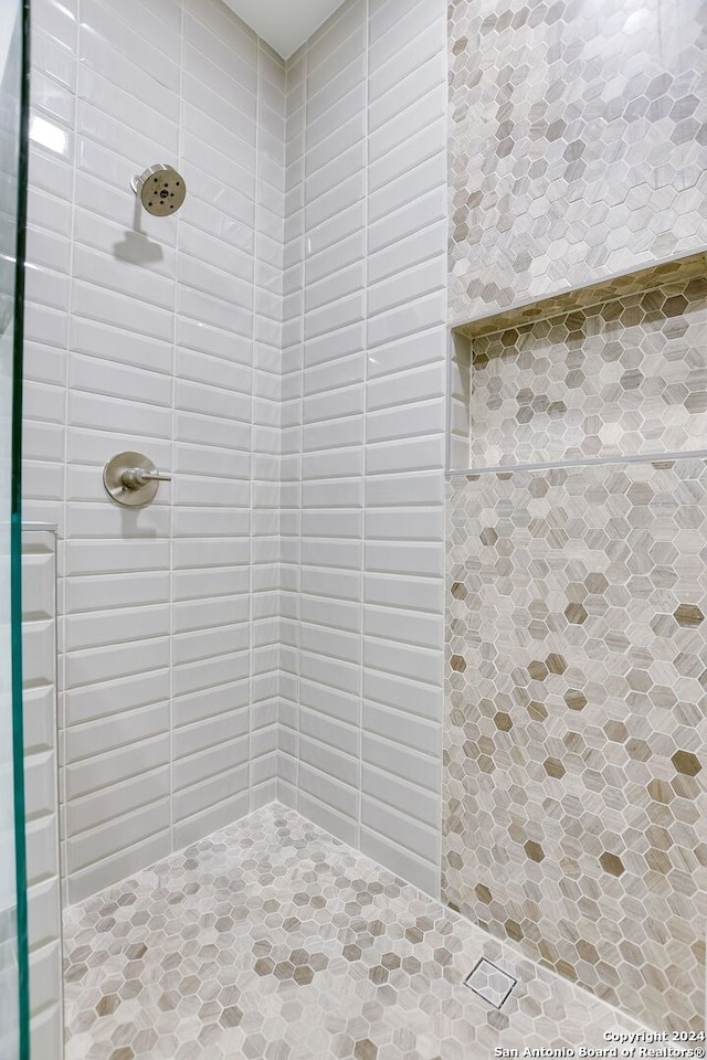 bathroom featuring a tile shower