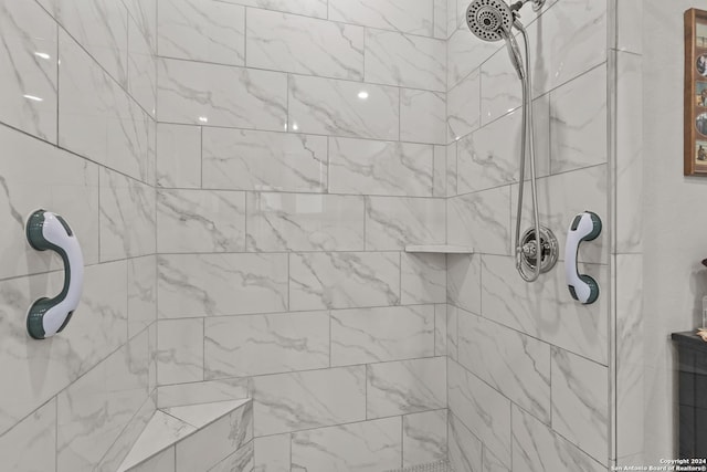 bathroom featuring tiled shower