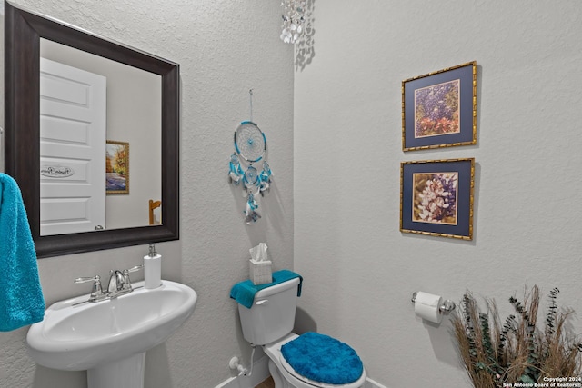 bathroom featuring toilet and sink