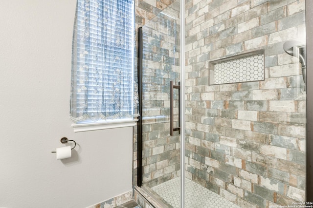 bathroom featuring tiled shower