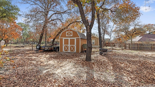 view of yard featuring a shed