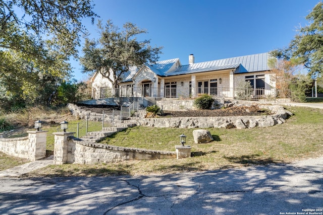 view of front of property featuring a front lawn