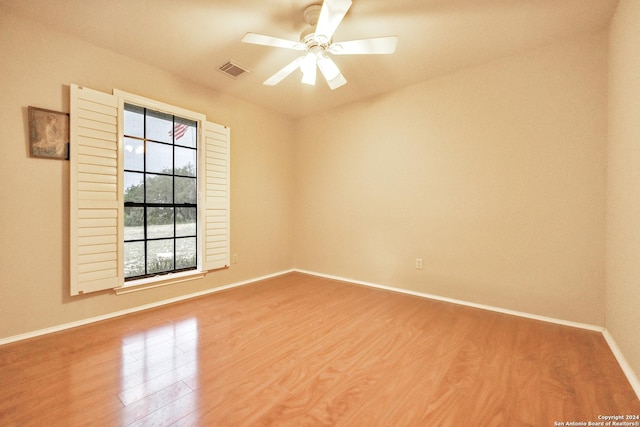 unfurnished room with wood-type flooring and ceiling fan