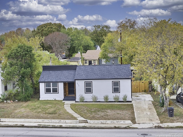 view of front of home featuring a front yard