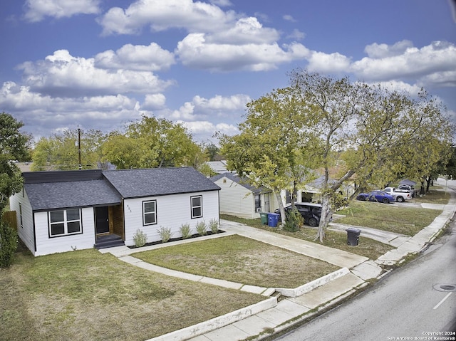 single story home with a front yard