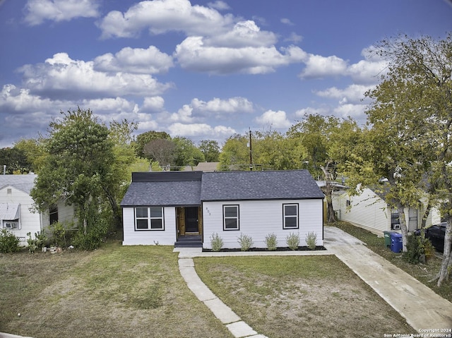 view of front of house featuring a front lawn