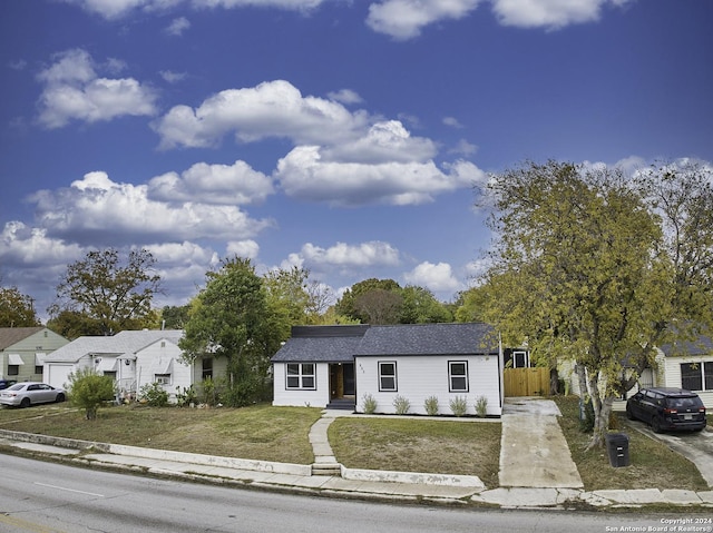 view of front of property with a front lawn
