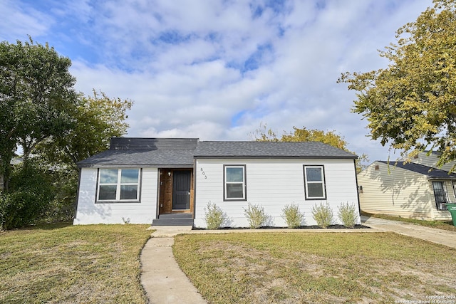 view of front of property featuring a front yard