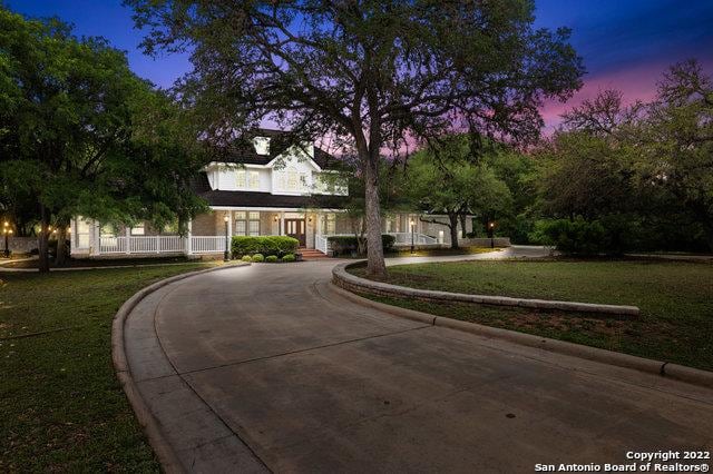 view of front of property featuring a lawn