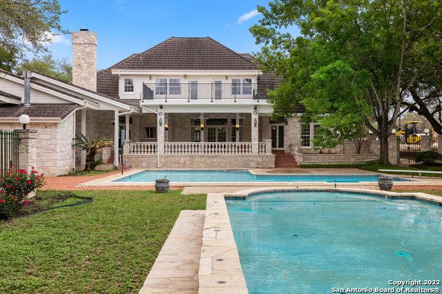 view of swimming pool with a patio area and a lawn