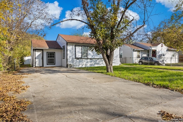 view of front of property with a front yard