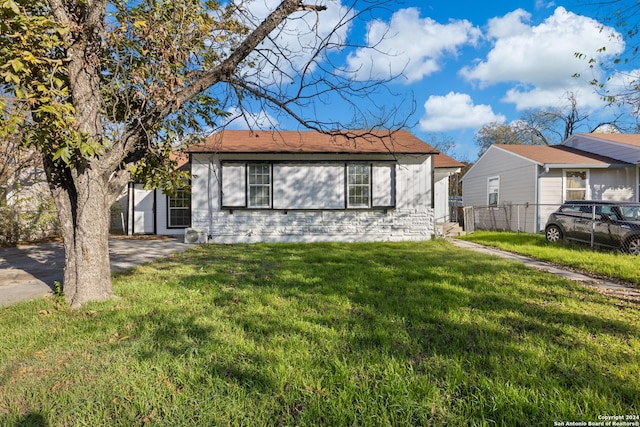 view of front facade with a front yard