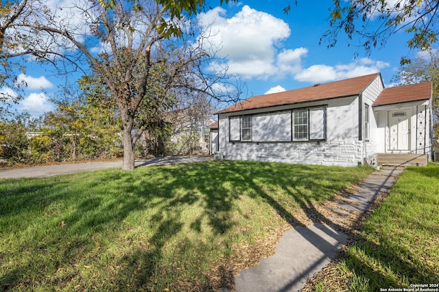 view of front of property with a front yard