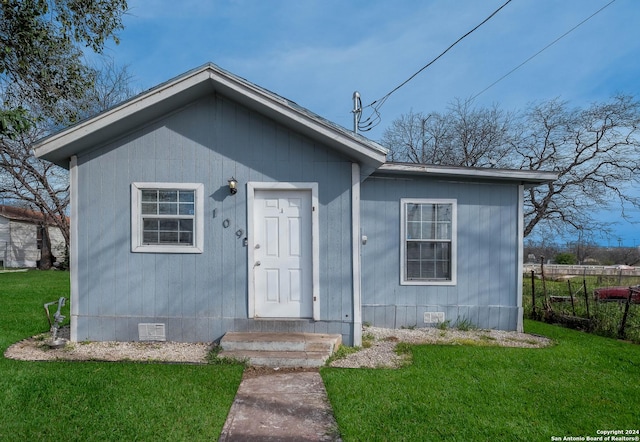 view of front facade with a front yard