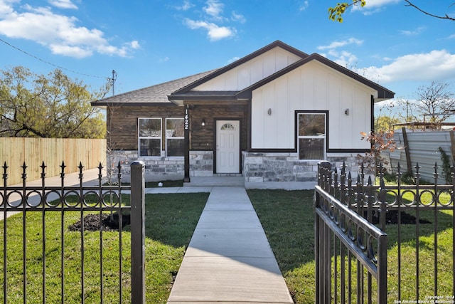 view of front of house with a front lawn