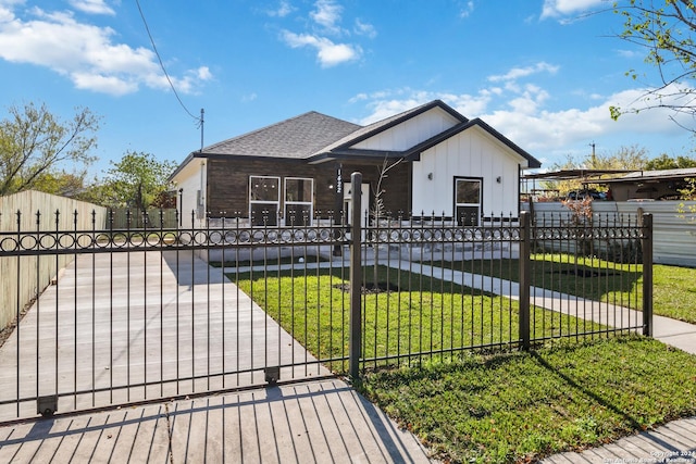 view of front of house featuring a front yard