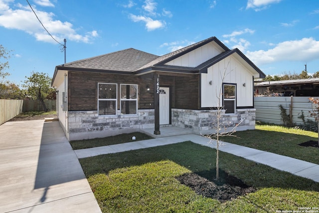 view of front of house with a front yard