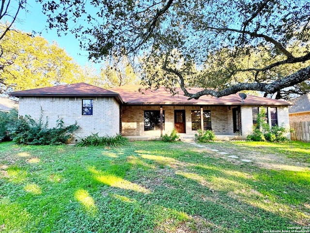 ranch-style home featuring a front lawn