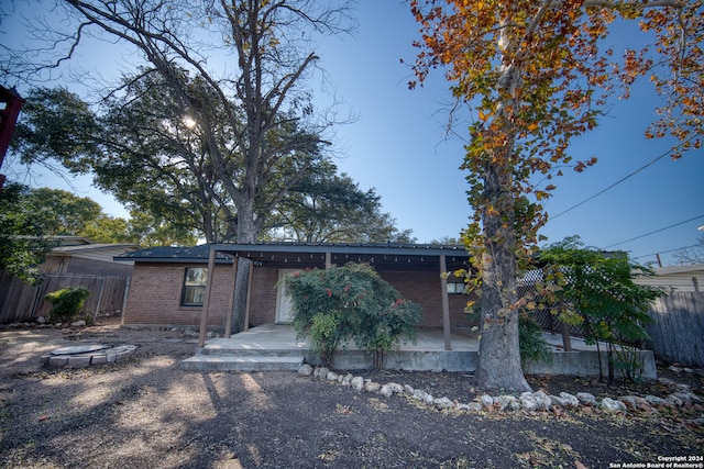 view of front of house featuring an outdoor fire pit