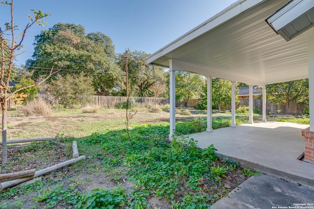 view of yard featuring a patio area