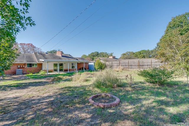 view of yard featuring central AC unit