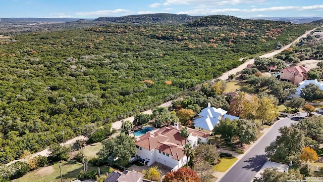 birds eye view of property featuring a forest view