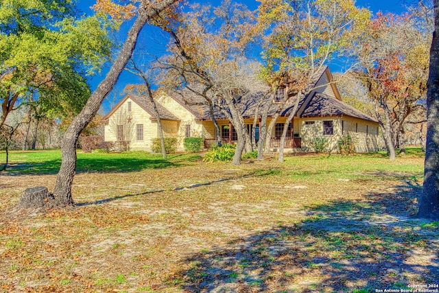 view of front of house with a front lawn