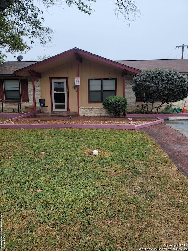 view of front of property with a front lawn