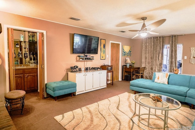 carpeted living room featuring ceiling fan