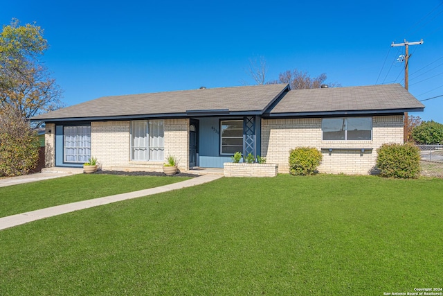 single story home featuring a front yard