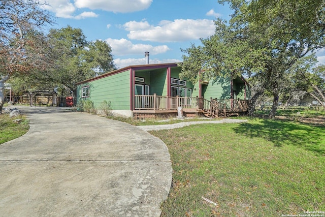 view of front of home featuring a front yard