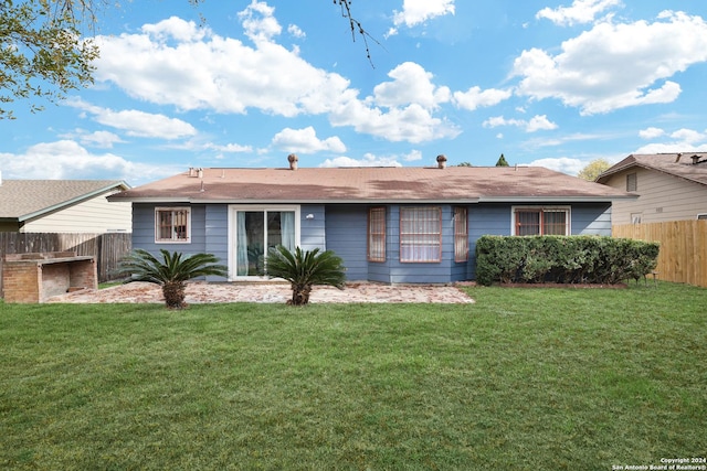 view of front of property featuring a front yard