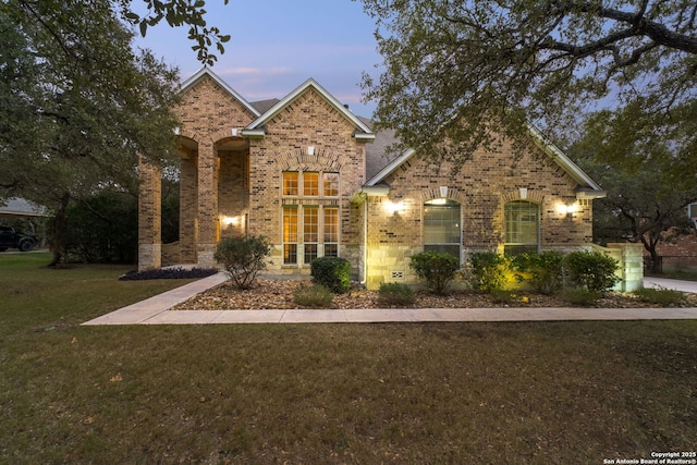 view of front facade with a yard