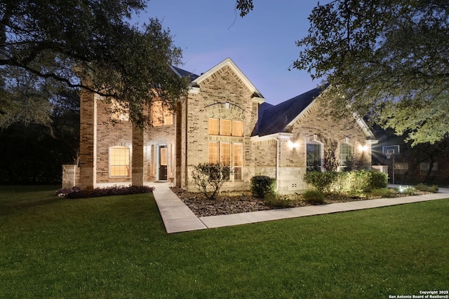 view of front of property with a lawn