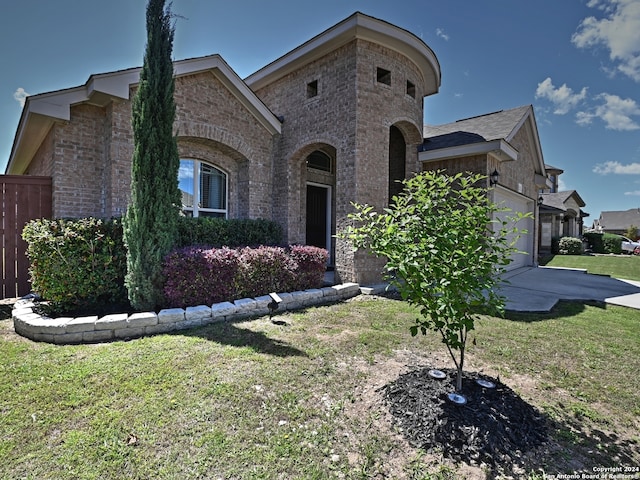 view of front of house featuring a front yard and a garage