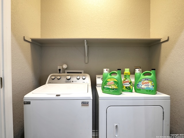 washroom featuring washing machine and clothes dryer