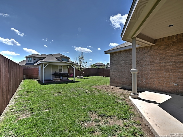 view of yard featuring a patio area