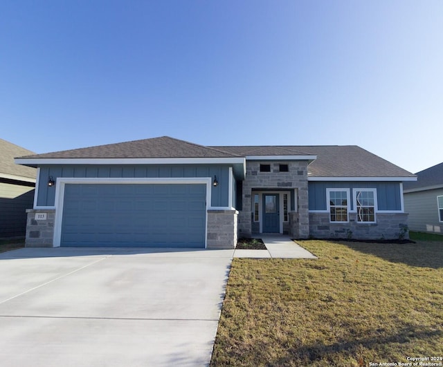 view of front of home featuring a front yard and a garage