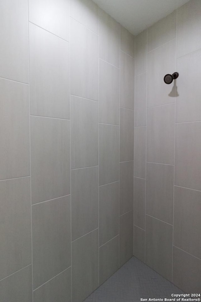 bathroom featuring a tile shower